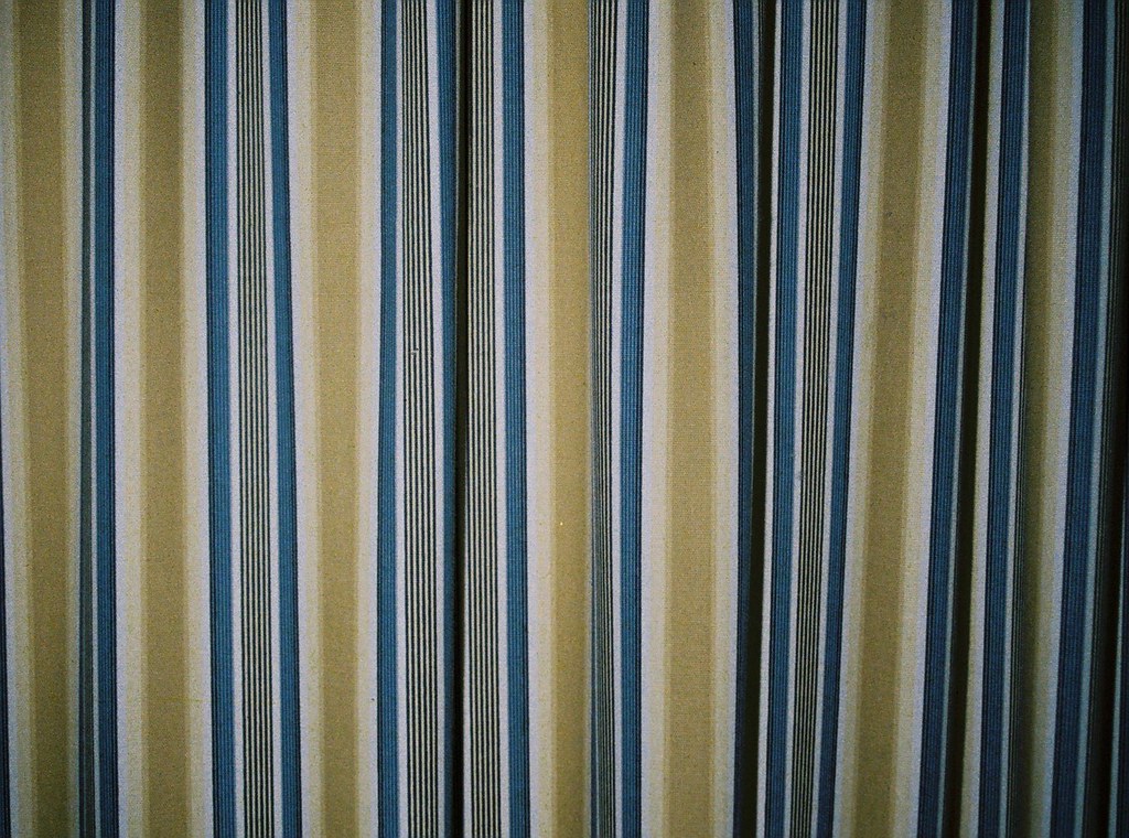 Voilage en lin lavé filtrant la lumière dans un salon lyonnais clair